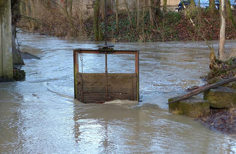 Wasser von allen Seiten und zahlreiche Zuständigkeiten: In Schwarzach treffen auf engem Raum viele Probleme zusammen. Wasser von allen Seiten und zahlreiche Zuständigkeiten: In Schwarzach treffen auf engem Raum viele Probleme zusammen.