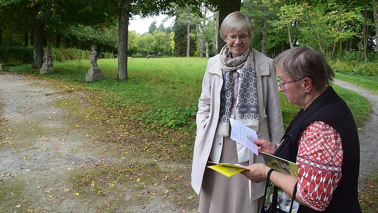 Schwester Ursula Buske (links) und Schwester Dorothea Krauß kennen den Schlosspark gut. Der Unterhalt ist teuer. So teuer, dass der Park verkauft werden muss?