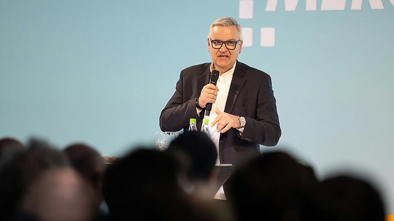 Der ehemalige Main-Post-Geschäftsführer David Brandstätter, der den WCW berät und koordiniert, war mit dem Besuch Herbert Hainers sehr zufrieden. Der ehemalige Main-Post-Geschäftsführer David Brandstätter, der den WCW berät und koordiniert, war mit dem Besuch Herbert Hainers sehr zufrieden.