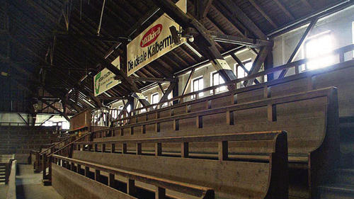 Die hölzernen Tribünen der Frankenhalle machen zusammen mit dem Deckenfachwerk einen Großteil des Flairs der Halle aus. Jetzt sitzt der Holzwurm in den Bänken. Für seine Beseitigung und die Sanierung der gröbsten Schäden sind 230 000 Euro veranschlagt.