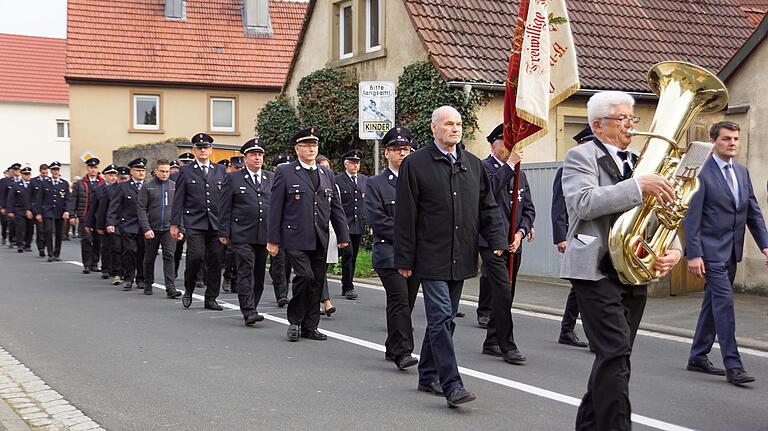 Nach dem Dankgottesdienst in der Hausener Pfarrkirche zog die Jubiläumswehr mit ihren Gästen zum Ehrenabend ins Sportheim. Nach dem Dankgottesdienst in der Hausener Pfarrkirche zog die Jubiläumswehr mit ihren Gästen zum Ehrenabend ins Sportheim.