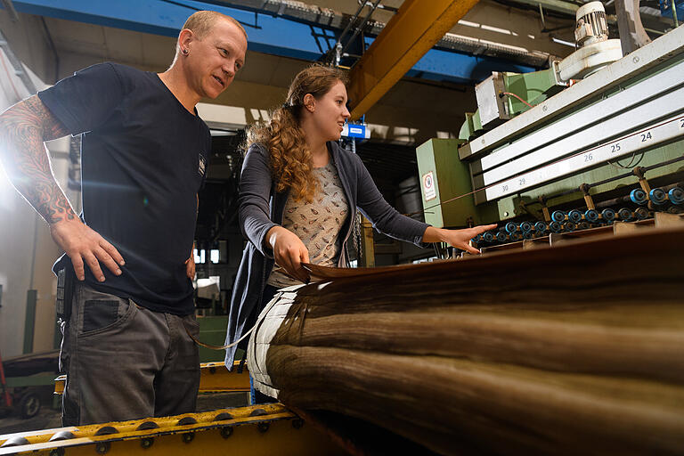 Die Messermaschine spuckt ununterbrochen Furnierblätter aus. Gar nicht so einfach, sie schnell genug einzufangen.&nbsp;