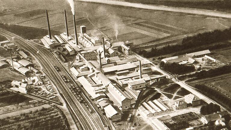 Ein Fliegerfoto von 1933 zeigt das Industriegebiet mit dem Eisenwerk Laufach AG im Winkel zwischen den Bahngleisen und der Würzburger Straße (links). In der Bildmitte ist die Portland-Zementfabrik und rechts das Betriebsareal der Fränkischen Bauwaren. Oben im Bild ist der Main. Ein Fliegerfoto von 1933 zeigt das Industriegebiet mit dem Eisenwerk Laufach AG im Winkel zwischen den Bahngleisen und der Würzburger Straße (links). In der Bildmitte ist die Portland-Zementfabrik und rechts das Betriebsareal der Fränkischen Bauwaren. Oben im Bild ist der Main.