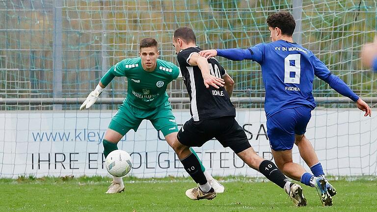 Timo Kohler (Mitte) erzielt gegen Torhüter André Koob und Verteidiger Marcel Fischer vom Würzburger FV das 2:1 für die DJK Gebenbach.