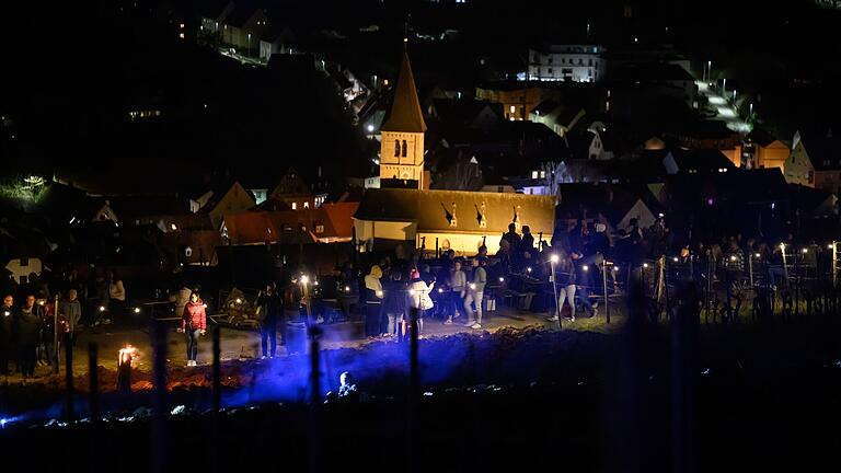 Weinfest im Weinberg über Randersacker: Die jungen Winzer haben zum sogenannten Weinbergsleuchten geladen. Weinfest im Weinberg über Randersacker: Die jungen Winzer haben zum sogenannten Weinbergsleuchten geladen.
