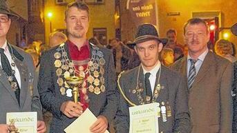 Schützenproklamation: Bürgermeister Peter Juks (Zweiter von rechts) und Vorsitzender Hans-Peter Konigorski (rechts) gratulierten den Leistungsträgern (von links) Stefan Diehm, Christian Perz und Thomas Goschütz.