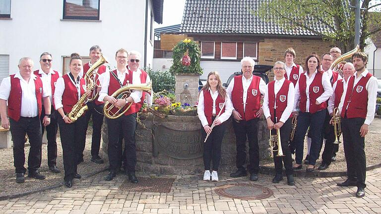 Die Lülsfelder Musikkapelle nach dem Konzert am Osterbrunnen.