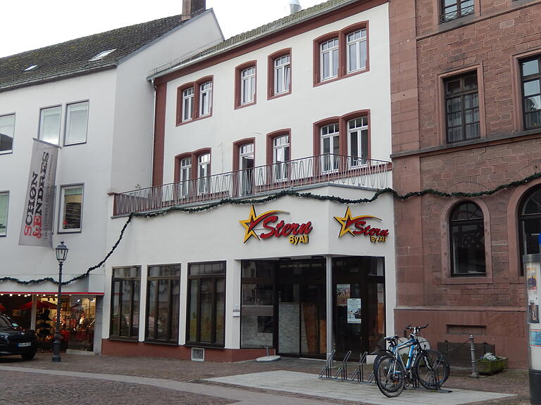 Das Gebäude an der Lohrer Turmstraße mit dem charakteristischen Balkon war früher ein Kaufhaus. Jetzt haben dort ein Imbiss und Wohnungen Platz. Das Gebäude an der Lohrer Turmstraße mit dem charakteristischen Balkon war früher ein Kaufhaus. Jetzt haben dort ein Imbiss und Wohnungen Platz.