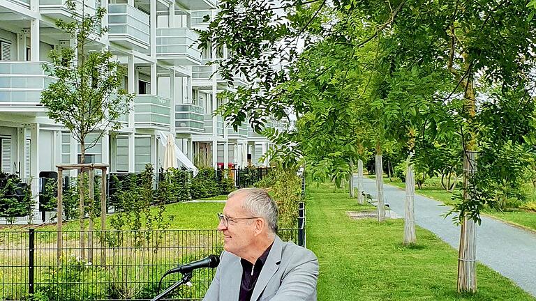 Hans Sartoris, Geschäftsführer der Stadtbau Würzburg GmbH, beim Baustellenfest am Hubland. Die ersten zwei von vier Gebäuden sind fast vollständig bezogen. Hans Sartoris, Geschäftsführer der Stadtbau Würzburg GmbH, beim Baustellenfest am Hubland. Die ersten zwei von vier Gebäuden sind fast vollständig bezogen.