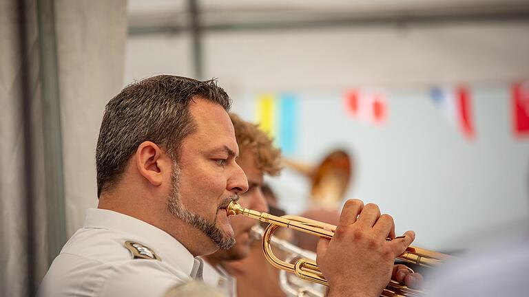 Die Big Band des Heeresmusikkorps Veitshöchheim trat im Rahmen des 500-jährigen Bestehens der Gemeinde Wildflecken auf und sorgte für ausgelassene Stimmung. - Die Big Band des Heeresmusikkorps Veitshöchheim trat im Rahmen des 500-jährigen Bestehens der Gemeinde Wildflecken auf und sorgte für ausgelassene Stimmung. Die Big Band des Heeresmusikkorps Veitshöchheim trat im Rahmen des 500-jährigen Bestehens der Gemeinde Wildflecken auf und sorgte für ausgelassene Stimmung. - Die Big Band des Heeresmusikkorps Veitshöchheim trat im Rahmen des 500-jährigen Bestehens der Gemeinde Wildflecken auf und sorgte für ausgelassene Stimmung.