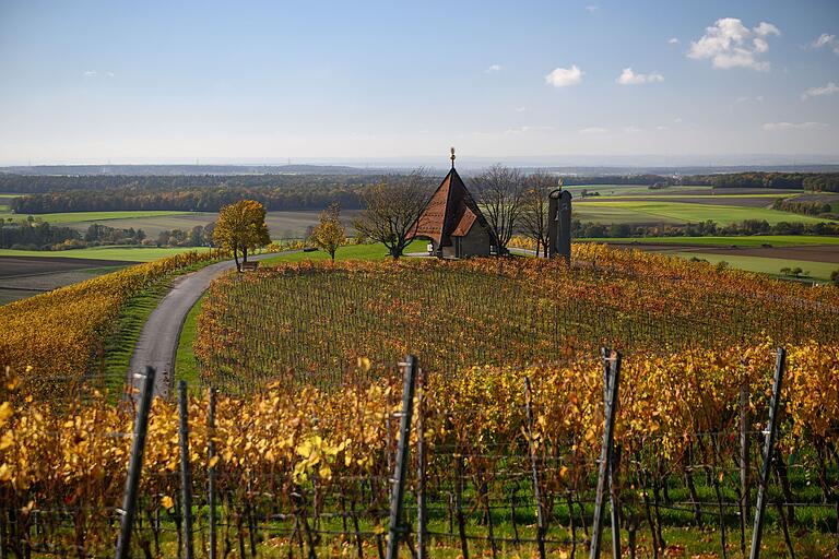 Am Berg oberhalb der Nothelfer Kapelle ist die Aussicht noch ein bisschen spektakulärer. Am Berg oberhalb der Nothelfer Kapelle ist die Aussicht noch ein bisschen spektakulärer.