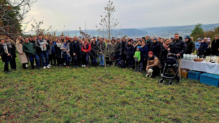 Dieses Jahr pflanzten 46 frisch verheiratete Paare einen Baum im Hochzeitswald am Hamberg.