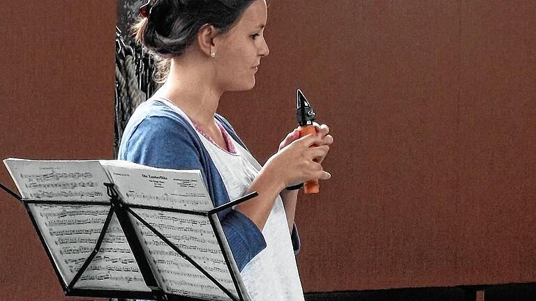 Klarinettistin Christina Dreiner holte eine Karotte, setzte ihr Klarinettenmundstück darauf und spielte. Nicht ganz, das Gemüse war vorbereitet. Dreiner hatte in die Karotte zuhause ein paar Löcher gebohrt. Klarinettistin Christina Dreiner holte eine Karotte, setzte ihr Klarinettenmundstück darauf und spielte. Nicht ganz, das Gemüse war vorbereitet. Dreiner hatte in die Karotte zuhause ein paar Löcher gebohrt.