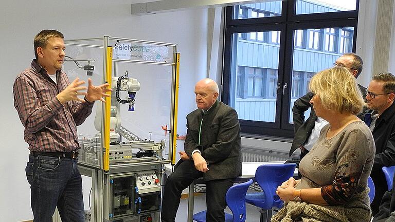 Beim Rundgang des Kreis-Schulausschusses in der Jakob-Preh-Berufsschule in Bad Neustadt erklärte Oberstudienrat Florian Heigl den Einsatz von Robotern im Unterricht.