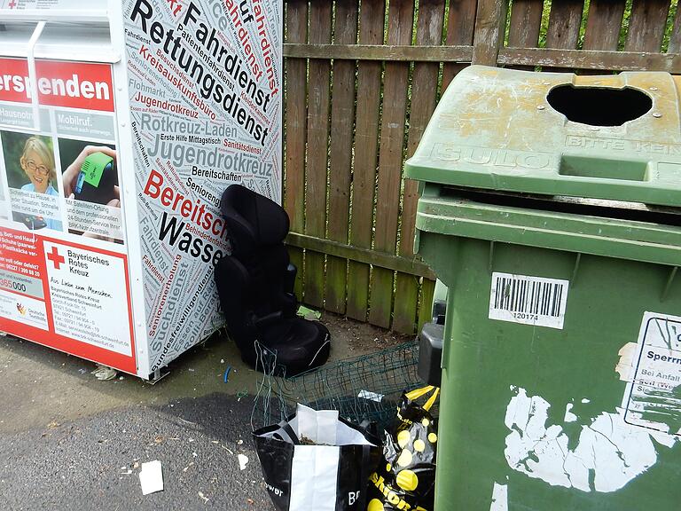 Gegen Mittag war der Sperrmüll neben die Container gestellt. Gegen Mittag war der Sperrmüll neben die Container gestellt.