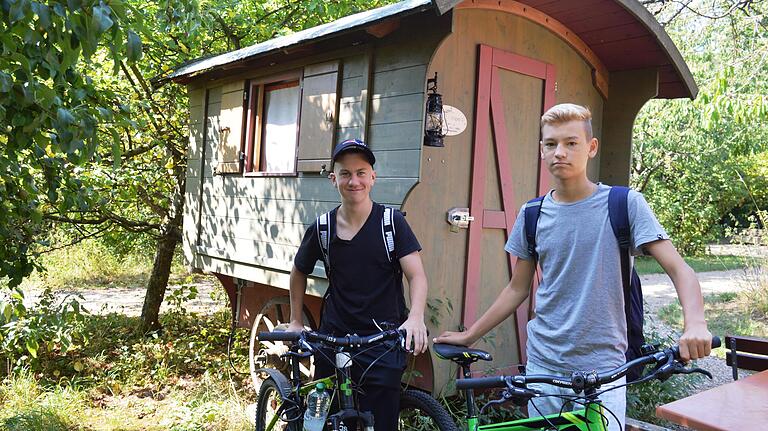Verbrachten drei Nächte im Schäferwagenhotel: Emil Seubert (14, links) und sein 13-jähriger Freund Jan Volkheimer. Von Leinach aus erkundeten sie mit ihren Rädern die Umgebung oder fuhren zum Schwimmen an den Sulzfelder Badesee.
