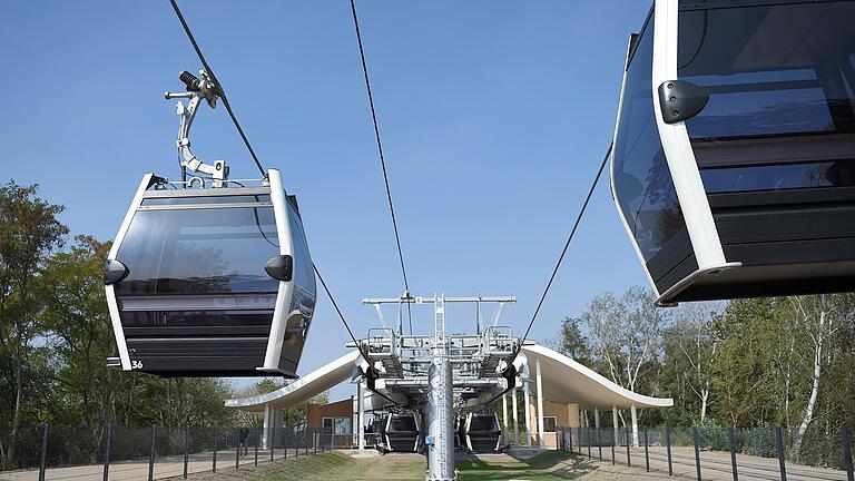 Nach ihrer Exkursion nach Innsbruck diskutiert die Stadträte über den Bau einer Seilbahn zur Festung Marienberg. Nach ihrer Exkursion nach Innsbruck diskutiert die Stadträte über den Bau einer Seilbahn zur Festung Marienberg. 