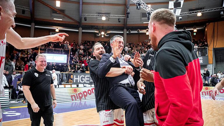 Baskets-Kapitän Felix Hoffmann und Co-Trainer Dejan Mihevc nach dem Sieg von Würzburg Baskets in Crailsheim Baskets-Kapitän Felix Hoffmann und Co-Trainer Dejan Mihevc nach dem Sieg von Würzburg Baskets in Crailsheim