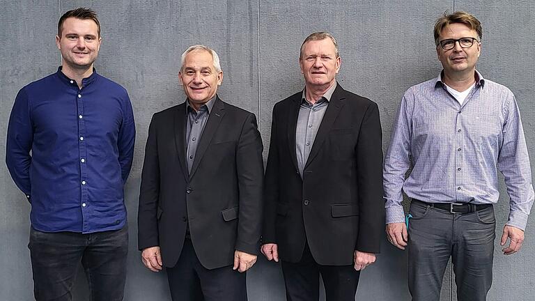 Zu sehen (von links): Michael Ländner (PuG-Lehrkraft), Michael Möhnle (Referent), Bertram Muth (Regionalbeauftragter der Hanns-Seidel-Stiftung), Alexander Reißer (Mitarbeiter der Schulleitung). Zu sehen (von links): Michael Ländner (PuG-Lehrkraft), Michael Möhnle (Referent), Bertram Muth (Regionalbeauftragter der Hanns-Seidel-Stiftung), Alexander Reißer (Mitarbeiter der Schulleitung).