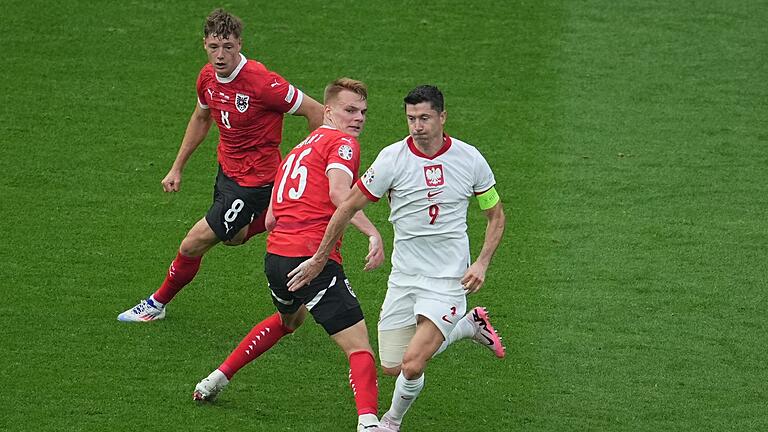 Robert Lewandowski       -  Denkt noch nicht an einen Rücktritt aus der Nationalmannschaft: Polens Robert Lewandowski (r).