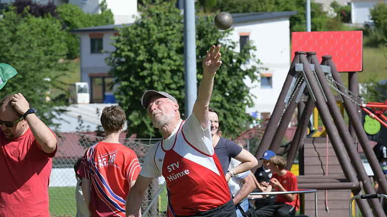 Leichtathletik-Sportfest beim SV Ramsthal       -  Unser Bild zeigt den Poppenhäuser Georg Ortloff  beim Kugelstoßen.