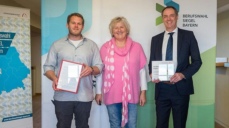 Schulleiter Achim Höfle (rechts) und der Koordinator für berufliche Orientierung Christian Schwerdtfeger mit Jurorin Eva Dümmler von Jugend mit Zukunft bei der Auszeichnung in Nürnberg.