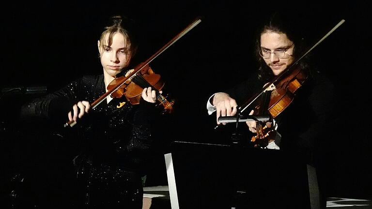 Ein Highlight war zweifellos der Auftritt von Johannes Knorr (Viola) mit seiner Schwester Elisabeth (Violine) aus der 10 a. Die beiden Ausnahmekönner begeisterten höchst virtuos mit der 'Passacaglia' von Händel nach einem Arrangement von Thor Halvorsen, in der Welt der klassischen Musik ein zeitloses Barockjuwel mit schlichter melodiöser Schönheit.