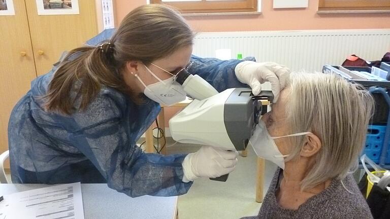 Augenoptikermeisterin Romy Thoma untersucht eine Bewohnerin des Seniorenheimes St .Niklas.