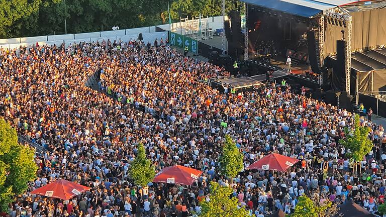 Ein Open-Air-Konzert auf einem vollen Festplatz von Bad Neustadt. Nach dem Auftritt von Mark Forster wünscht sich der Stadtrat dort regelmäßige Großveranstaltungen.