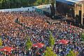 Ein Open-Air-Konzert auf einem vollen Festplatz von Bad Neustadt. Nach dem Auftritt von Mark Forster wünscht sich der Stadtrat dort regelmäßige Großveranstaltungen.