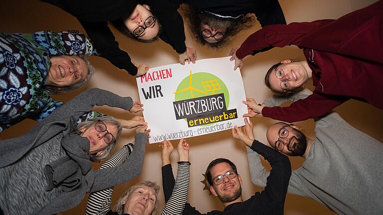 Die Mitglieder von der Bürgerinitiative 'Würzburg Erneuerbar' im Uhrzeigersinn: Fenja Schmidt (roter Pulli), Alexander Mahr, Daniel Karl, Ingeborg Burckhardt, Barbara Röbe-Oltmanns, Christine Kees, Nike Kuna und Harald Brenndörfer setzen sich für Klimaschutz auf lokaler Ebene ein.