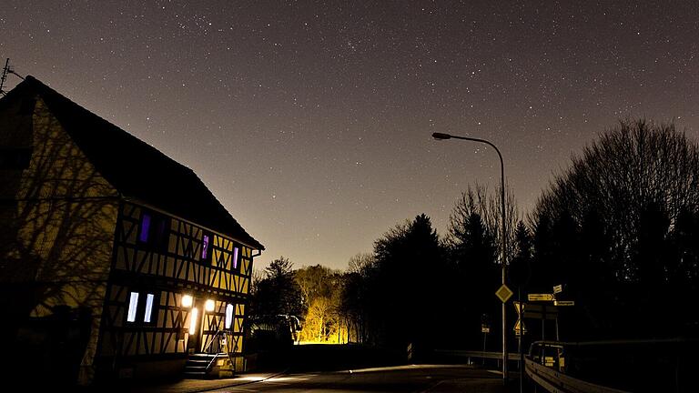Sternenhimmel ohne Straßenbeleuchtung       -  Licht aus, Sterne an