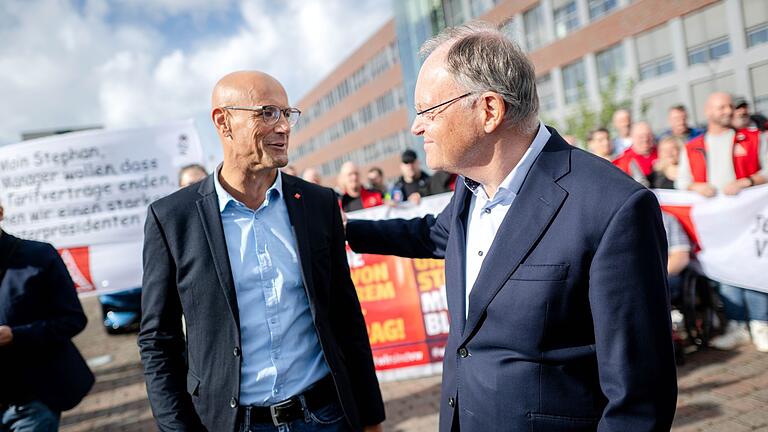 Sparpläne bei VW - Weil im Werk Emden       -  Der stellvertretende VW-Betriebsratsvorsitzende Herbert de Vries (l.) am Werk in Emden setzt im Streit um die Sparpläne beim Autobauer auf die Unterstützung von Niedersachsens Ministerpräsidenten und Aufsichtsratsmitglied Stephan Weil.