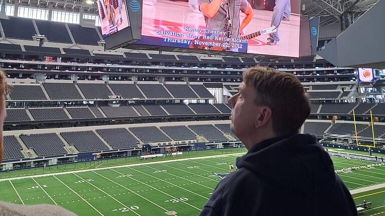 Von der Größe überwältigend: Das AT&T Stadion der Dallas Cowboys. Es ist der Austragungsort für die amerikanischen Fußballspiele. Hier sollen im kommenden Jahr auch Spiele der Fußball-Weltmeisterschaft ausgetragen werden. Von der Größe überwältigend: Das AT&T Stadion der Dallas Cowboys. Es ist der Austragungsort für die amerikanischen Fußballspiele. Hier sollen im kommenden Jahr auch Spiele der Fußball-Weltmeisterschaft ausgetragen werden.