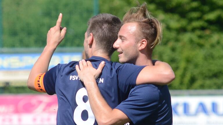 Der inzwischen nicht mehr aktive Spielführer Christoph Heid (links) deutet beim Torjubel mit Julian Wohlfart die Richtung an: Beim in die A-Klasse gefallenen FSV Zellingen geht es nach dieser Saison wieder aufwärts (Archivfoto).