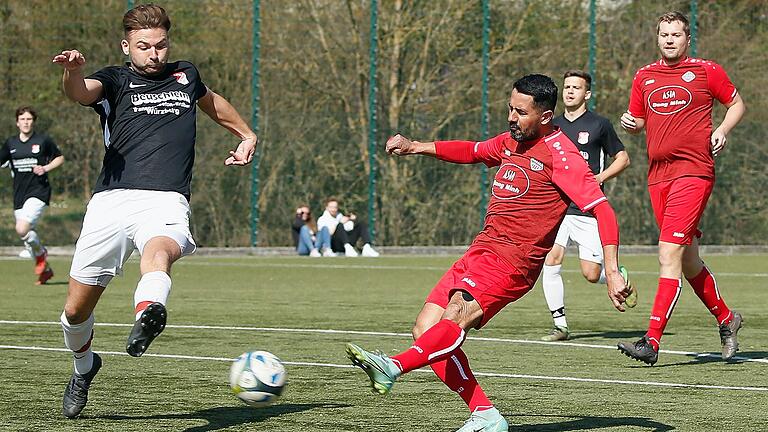 Timo Drösler (links) vom SV Maidbronn versucht, den Schuss von Rodolfo Ramos (Mitte) vom FC Eibelstadt zu blocken. Auf dem Rimparer Kunstrasenplatz trennten sich Maidbronn und Eibelstadt im Kellerduell der Kreisliga unentschieden.