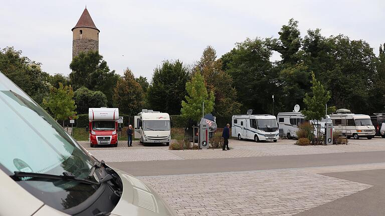 Seit am Einersheimer Tor die Wohnmobile stehen, ist dort kaum noch Parkraum für Autos.