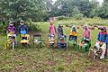 Die Kinder des Waldkindergartens gestalten Stühle für die Kunstwoche 2024 in Ramsthal.       -  Die Kinder des Waldkindergartens gestalten Stühle für die Kunstwoche 2024 in Ramsthal.