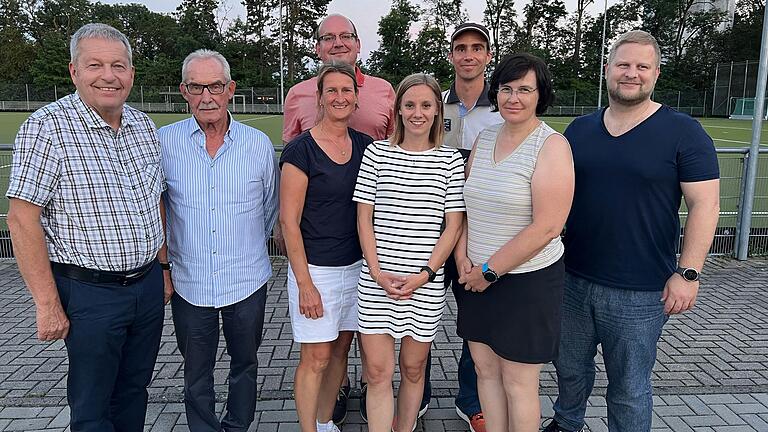 Die neu gewählte Vorstandschaft des Hockey- und Tennis-Club Würzburg (von links): Ehrenvorsitzender Robert Menschick, Ehrenvorsitzender Gerd Drößler, Jugendwartin Antje Eiselein, 1. Vorsitzender Andreas Limmer, 2. Vorsitzende Sophia Hartl, Sportwart Andreas Spitz, 3. Vorsitzende Tiffany Wöllner und Jugendwart Marcus Dreier. Die neu gewählte Vorstandschaft des Hockey- und Tennis-Club Würzburg (von links): Ehrenvorsitzender Robert Menschick, Ehrenvorsitzender Gerd Drößler, Jugendwartin Antje Eiselein, 1. Vorsitzender Andreas Limmer, 2. Vorsitzende Sophia Hartl, Sportwart Andreas Spitz, 3. Vorsitzende Tiffany Wöllner und Jugendwart Marcus Dreier.