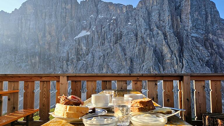 Frühstück auf der Terrasse des Rifugio Tissi vor der Civetta Frühstück auf der Terrasse des Rifugio Tissi vor der Civetta