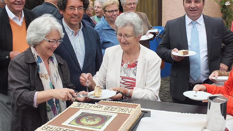 Zu Beginn des gemütlichen Beisammenseins nach der Wortgottesfeier gab es eine große Bruder-Klaus-Geburtstagstorte: (vorne, von links) Barbara Düchs, Wolfgang Scharl und die ehemalige KLB-Diözesan- und Landesvorsitzende Hildegard Bayer zusammen mit Bürgermeister Dieter Möhring. Zu Beginn des gemütlichen Beisammenseins nach der Wortgottesfeier gab es eine große Bruder-Klaus-Geburtstagstorte: (vorne, von links) Barbara Düchs, Wolfgang Scharl und die ehemalige KLB-Diözesan- und Landesvorsitzende Hildegard Bayer zusammen mit Bürgermeister Dieter Möhring.