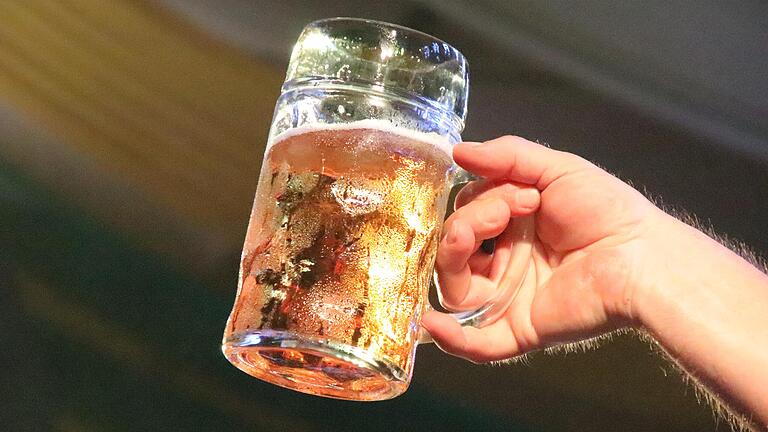 Ein Prosit mit dem Festbier: Auch wenn die großen Volksfeste im Landkreis in diesem Jahr abgesagt worden sind, so wird es doch Alternativveranstaltungen geben. Ein Prosit mit dem Festbier: Auch wenn die großen Volksfeste im Landkreis in diesem Jahr abgesagt worden sind, so wird es doch Alternativveranstaltungen geben.
