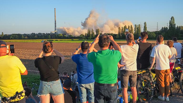 So sah das am Freitagabend rund um Grafenrheinfeld aus. Überall standen Menschen dichtgedrängt und verfolgten die Sprengung der Kühltürme. Aufgrund der Überlastung brach vor Ort das Mobilfunknetz zusammen, weshalb der von der Main-Post geplante Livestream nicht funktionierte.&nbsp;