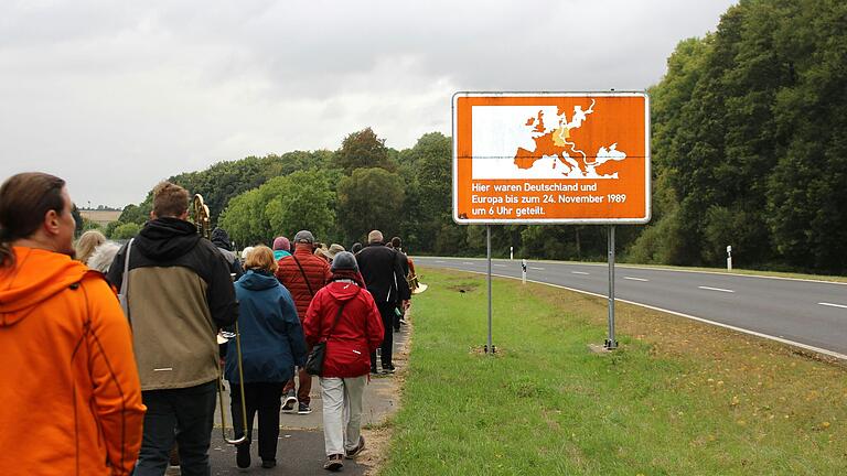 Der Weg ist frei! Erinnerung an 35 Jahre Grenzöffnung.Oberfladunger und Melperser Bürger gemeinsam auf dem Weg zur Stachushalle nach Oberfladungen.