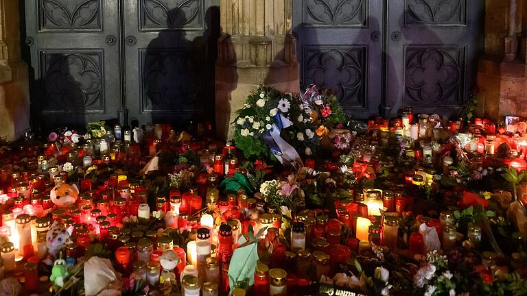 Nach Todesfahrt auf Weihnachtsmarkt in Magdeburg - In Magdeburg ist die Trauer groß - aber auch in Floß in der Oberpfalz herrscht tiefe Betroffenheit. Nach Todesfahrt auf Weihnachtsmarkt in Magdeburg - In Magdeburg ist die Trauer groß - aber auch in Floß in der Oberpfalz herrscht tiefe Betroffenheit.