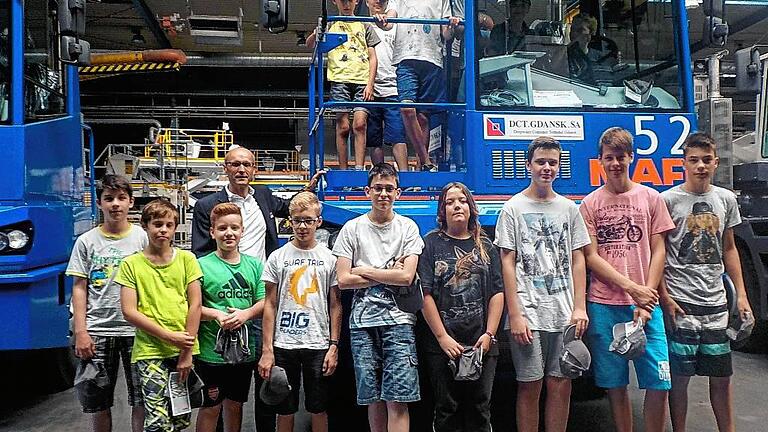 Transportfahrzeuge für die ganze Welt: Besuch bei Mafi und Trepel - (ret) Die Mafi Transport-Systeme GmbH lud 15 Jungen und Mädchen dazu ein, einen Blick hinter die Firmenkulissen zu werfen. In dem Tauberbischofsheimer Unternehmen werden Zugmaschinen für den Transport produziert. Die Kinder staunten, als ihnen in einem kurzen Film gezeigt wurde, wo die Produkte von Mafi und dem Schwesterunternehmen Trepel Airport Equipment, das ebenfalls seinen Sitz in Tauberbischofsheim hat, überall eingesetzt werden. Weltweit sind die Maschinen auf Seehäfen, in der Industrie und Logistik, aber auch auf Flughäfen unterwegs. Danach ging es in die „heiligen“ Produktionshallen der beiden Firmen. Hier hatten die Kinder die Möglichkeit, sich in die fertigen Fahrzeuge zu setzen und diese von innen zu erkunden. Die Betriebsführung wurde im Rahmen des städtischen Kinderferienprogramms angeboten. Foto: Hof/Stadt Tauberbischofsheim Transportfahrzeuge für die ganze Welt: Besuch bei Mafi und Trepel - (ret) Die Mafi Transport-Systeme GmbH lud 15 Jungen und Mädchen dazu ein, einen Blick hinter die Firmenkulissen zu werfen. In dem Tauberbischofsheimer Unternehmen werden Zugmaschinen für den Transport produziert. Die Kinder staunten, als ihnen in einem kurzen Film gezeigt wurde, wo die Produkte von Mafi und dem Schwesterunternehmen Trepel Airport Equipment, das ebenfalls seinen Sitz in Tauberbischofsheim hat, überall eingesetzt werden. Weltweit sind die Maschinen auf Seehäfen, in der Industrie und Logistik, aber auch auf Flughäfen unterwegs. Danach ging es in die „heiligen“ Produktionshallen der beiden Firmen. Hier hatten die Kinder die Möglichkeit, sich in die fertigen Fahrzeuge zu setzen und diese von innen zu erkunden. Die Betriebsführung wurde im Rahmen des städtischen Kinderferienprogramms angeboten. Foto: Hof/Stadt Tauberbischofsheim