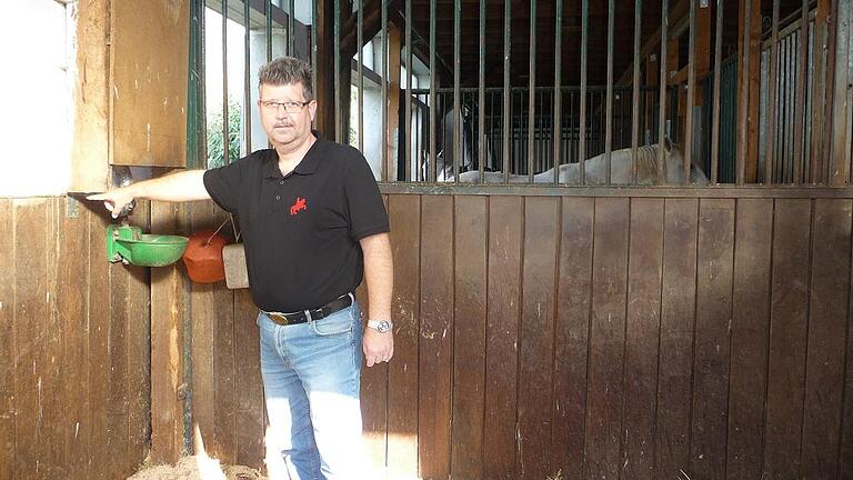 Statische Mängel müssen dringend behoben werden. Hartmut Leicht zeigt einen Balken, der offenbar einfach abgesägt wurde. Foto: Claudia Schuhmann