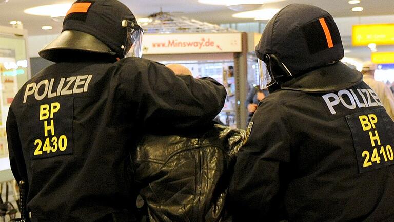 Weil sich ein Mann mit der Polizei ein Gerangel lieferte (Symbolbild), musste er sich nun vor dem Amtsgericht Haßfurt verantworten.&nbsp;