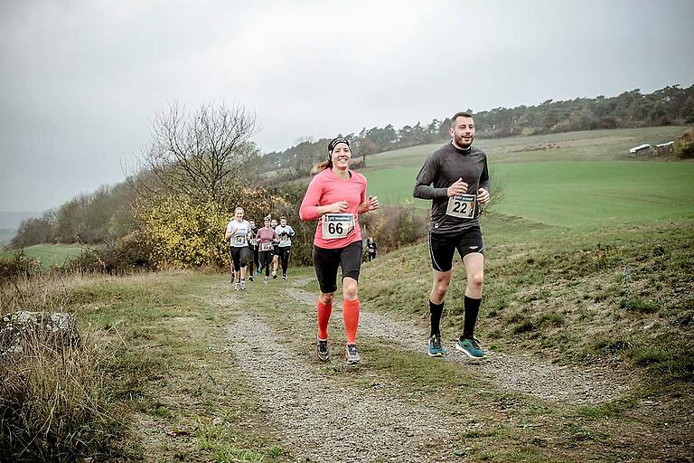 Trotz der anspruchsvollen Strecke haben diese beiden Läufer beim Traillauf in Mittelstreu&nbsp; gut lachen.