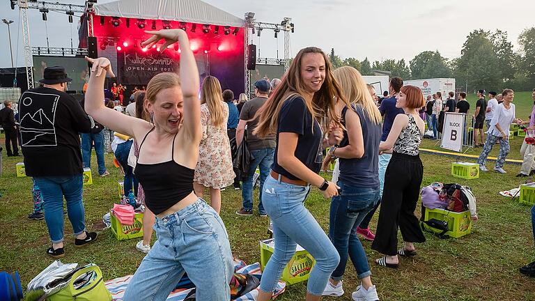 Pure Lebensfreude und ausgelassene Stimmung waren beim Kultursommer 2021 am Kessler Field an der Open Air Bühne oft zu sehen. Auch 2022 soll es wieder eine&nbsp;Open Air Bühne geben.